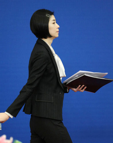 兩會花絮 美女翻譯用英語宣讀注意事項(xiàng)獲贊